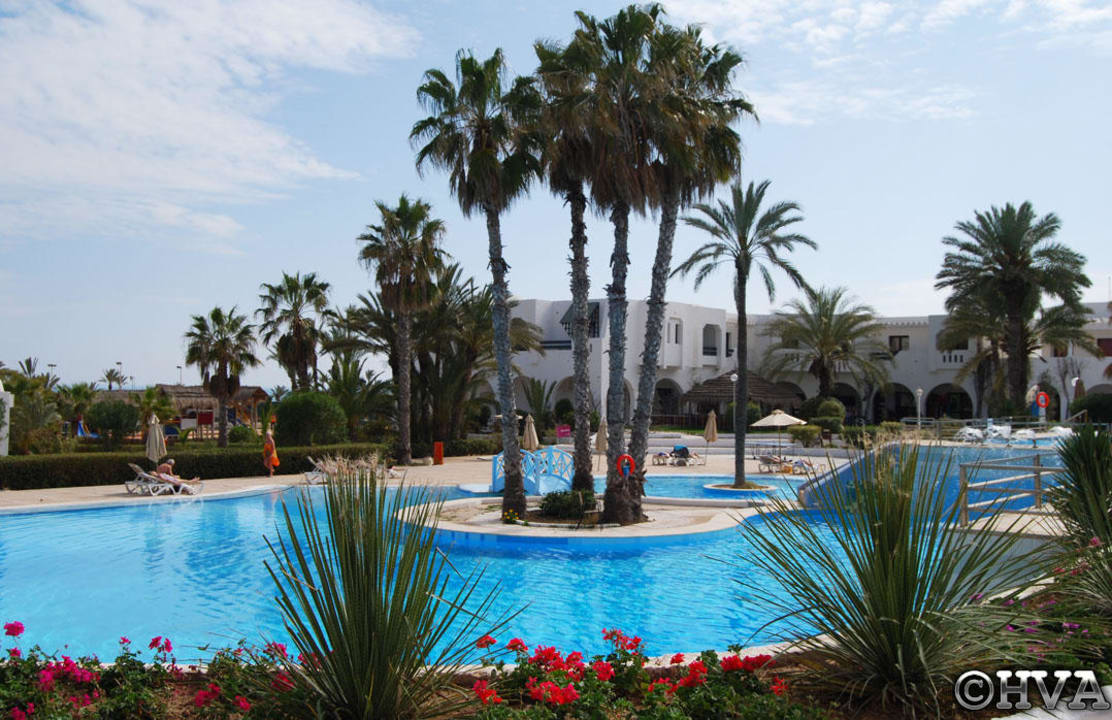 Outdoor-Pool mit Palmeninsel Hotel Seabel Aladin Djerba
