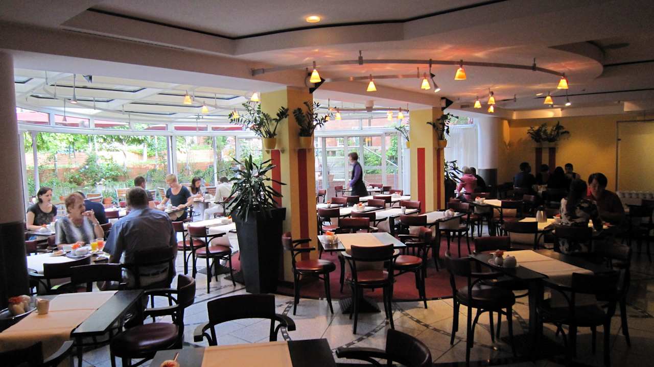 Restaurant mit Wintergarten  Hotel Berlin Ostbahnhof