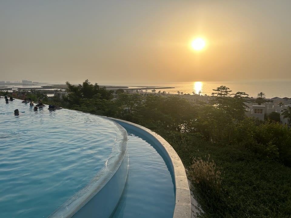 Pool The Cove Rotana Resort