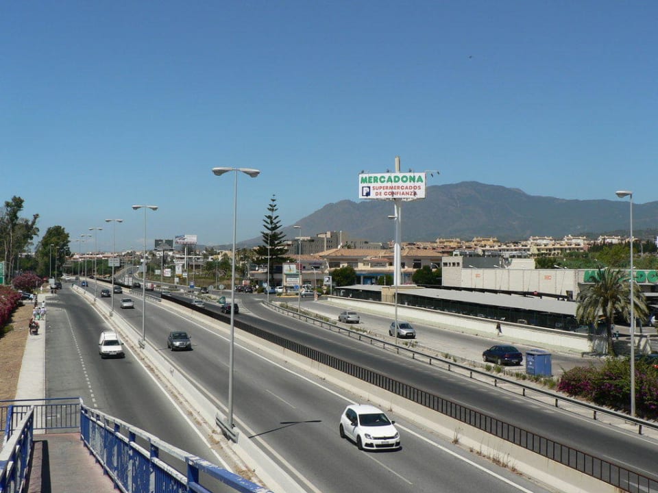 Von der Fußgängerbrücke über A7 zum Strand Bakour Oh Nice Costa del Sol