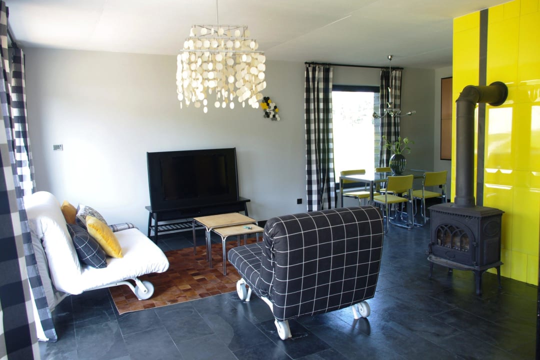 Czarny salon Holiday Home Cisowy Zakątek