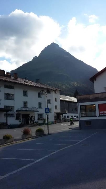 Hotel z widocznym szczytem Hotel Alpenrose