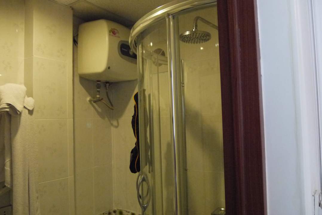 Cramp bathroom in "suite" 602 Hotel Thaison Palace