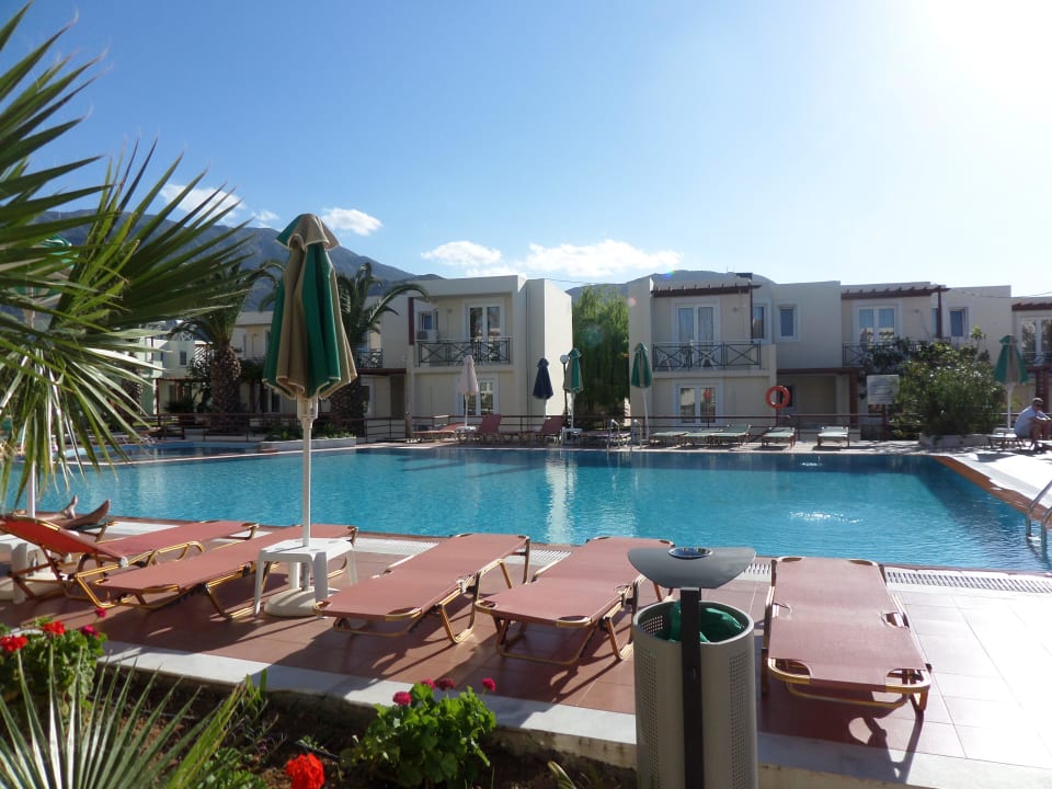 Kleinere Poolanlage im Garten HARPIN Georgioupolis Resort Aquapark & SPA