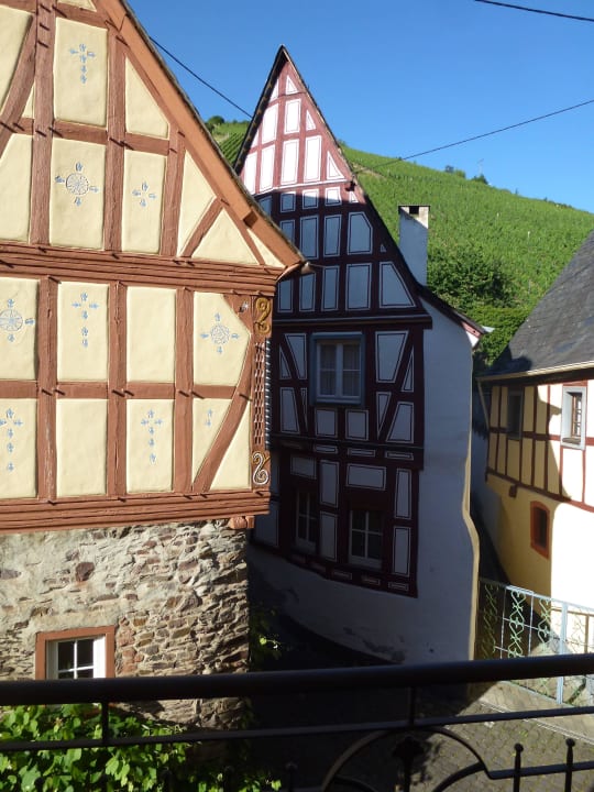 Blick vom Balkon auf Fachwerk und Weinberg Ferienweingut Gutshof Zenz