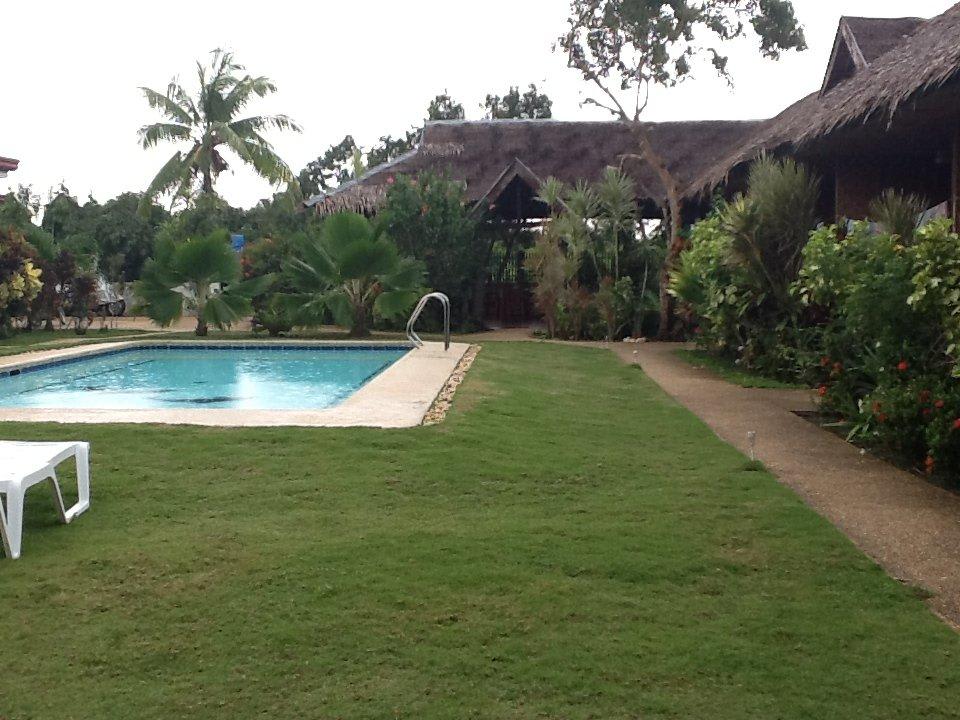 Pool, Garten, Zimmer 1-3, Bar und Eingang Evelyn Resort