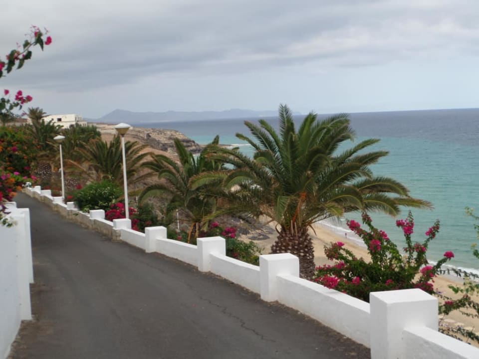 Uliczka przy hotelu SBH Club Paraiso Playa