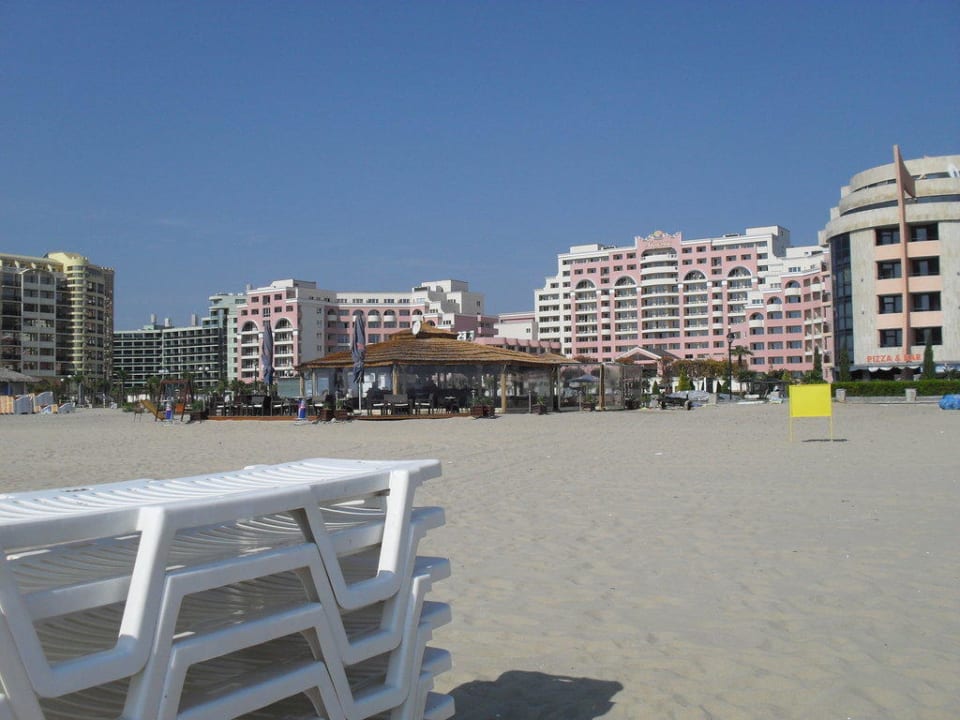 Blick vom Strand zum Majestic Hotel DIT Majestic Beach Resort