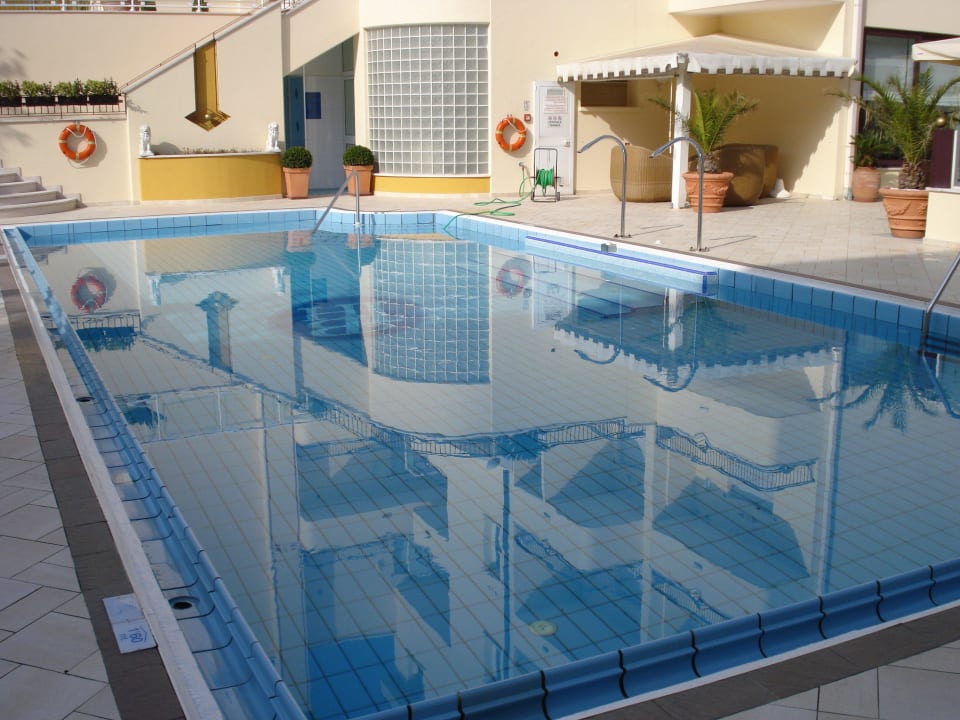 14 x 6 meter Hotel International Beach