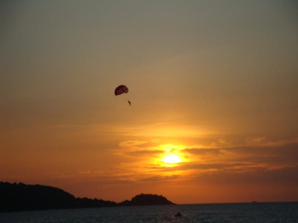 Sonnenuntergang am Strand Deevana Patong Resort & Spa