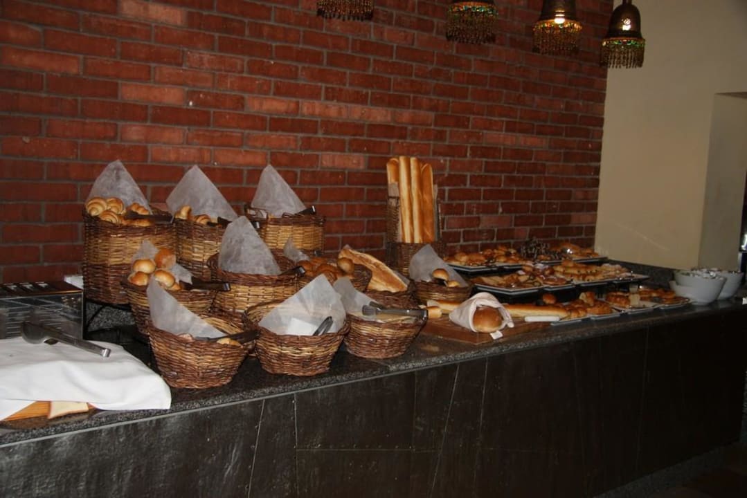 Brötchen und Süßes zum Frühstück Radisson Blu Resort, El Quseir