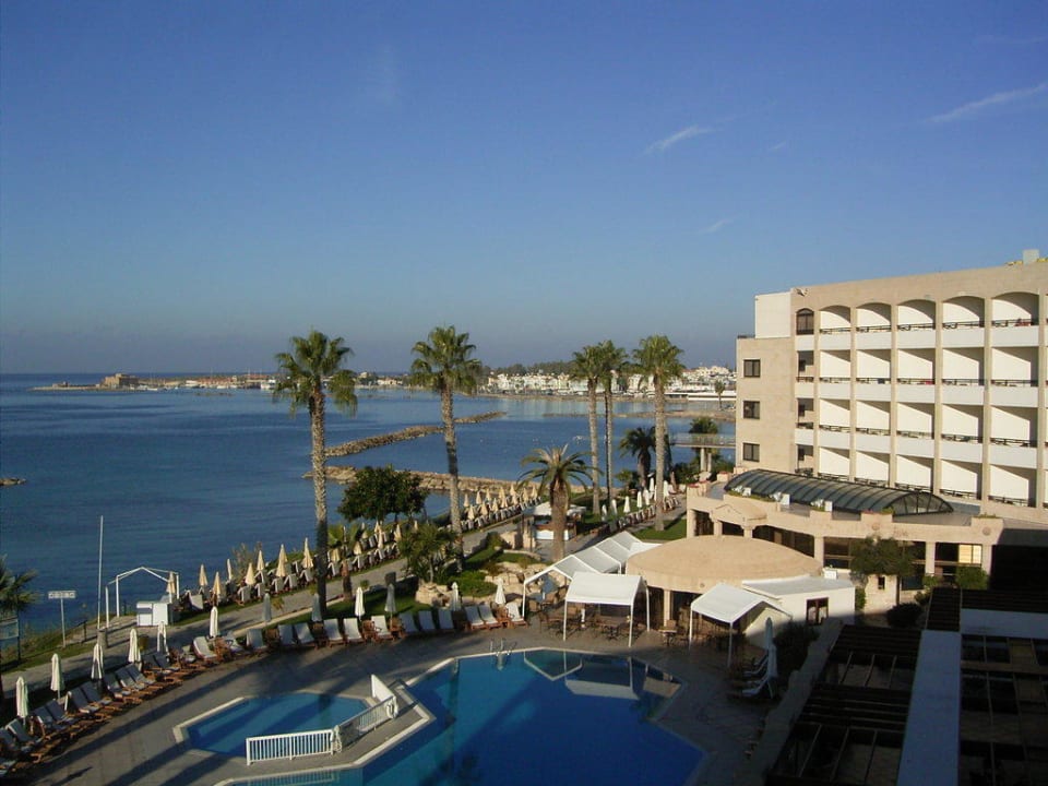 Blick vom Zimmer auf Pool und Hafen Paphos Alexander The Great Beach Hotel