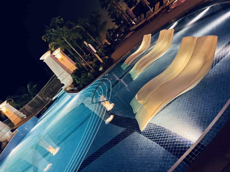 Pool Centara Mirage Beach Resort Dubai - A World of Family Fun