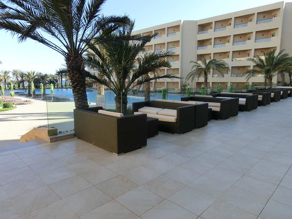 Sitzgelegenheiten am Pool Hotel Rosa Beach