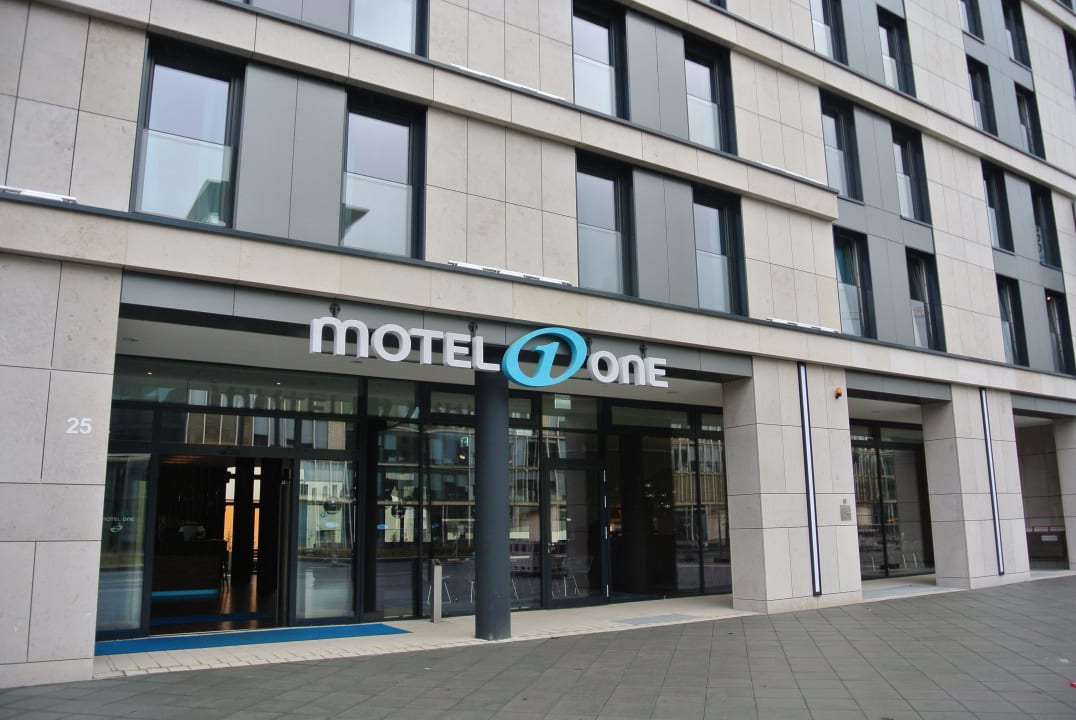 Eingang zum Hotel Motel One Frankfurt-Messe