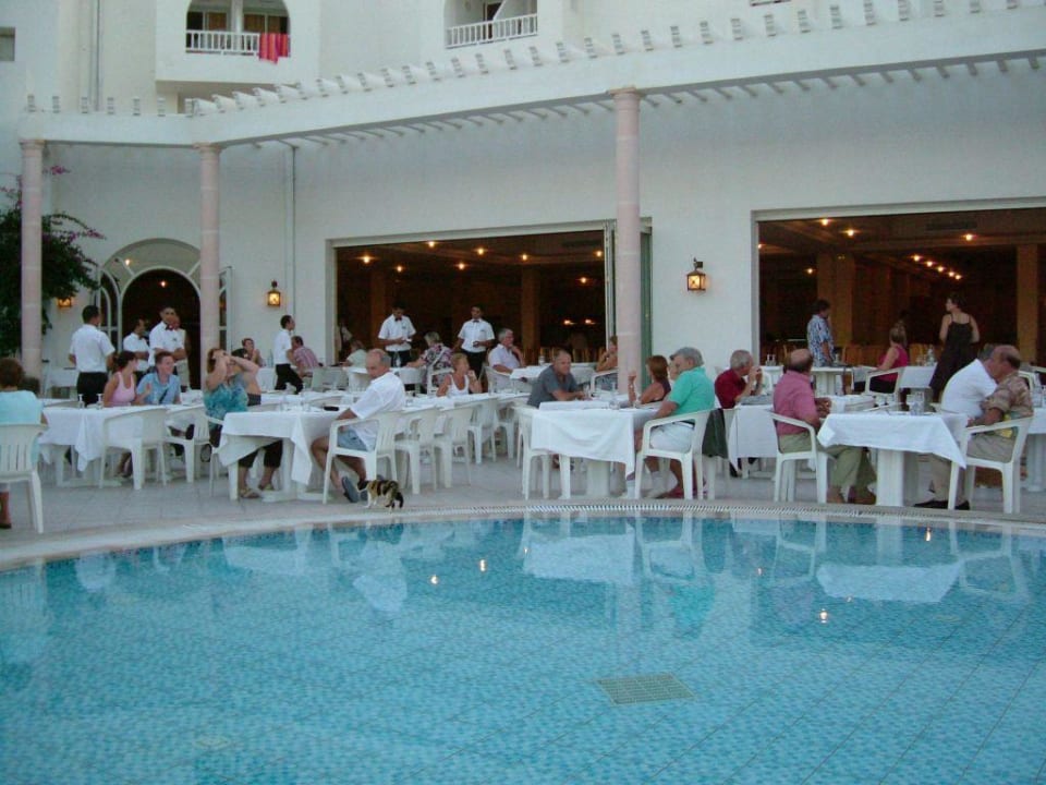 Bei lauen Lüften draußen speisen! Iris Hotel & Thalasso