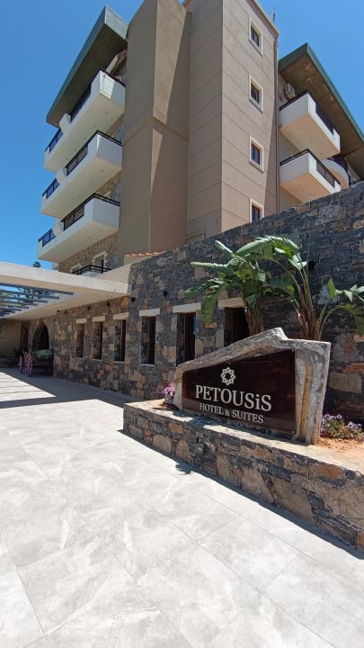 Außenansicht Petousis Hotel & Suites