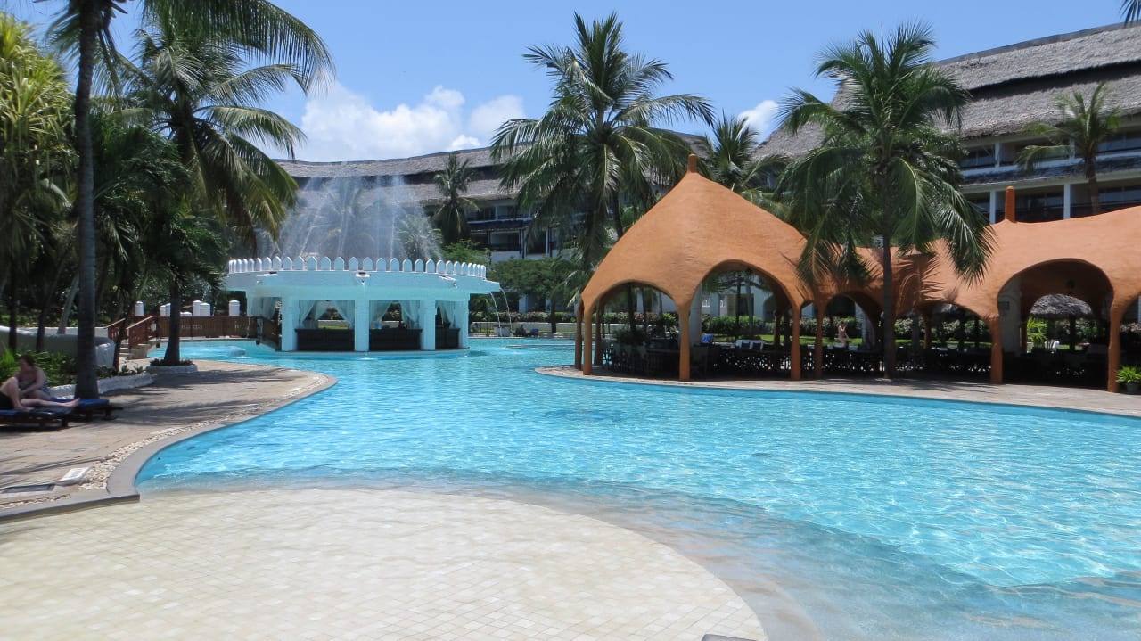 Teile der Poolanlage und ein Restaurant Hotel Southern Palms Beach Resort