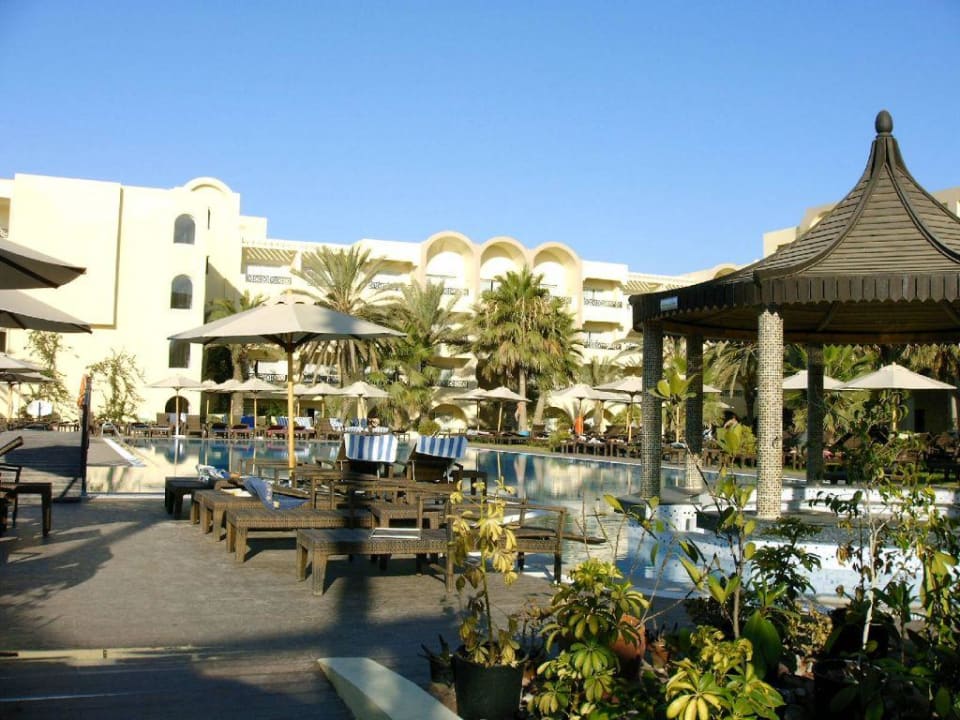Morgens ,alle Liegen belegt, aber kein Urlauber da Hotel Paradis Palace