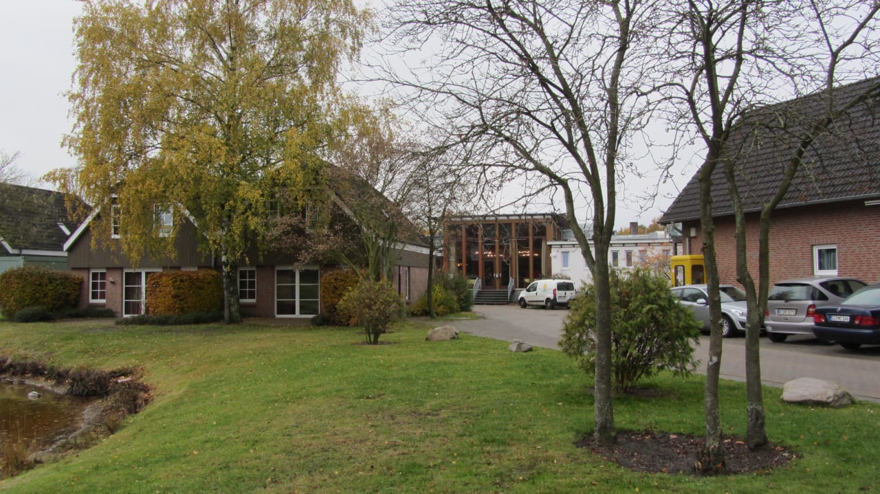 Im Hintergrund Innenbereich Eurostrand Resort Lüneburger Heide