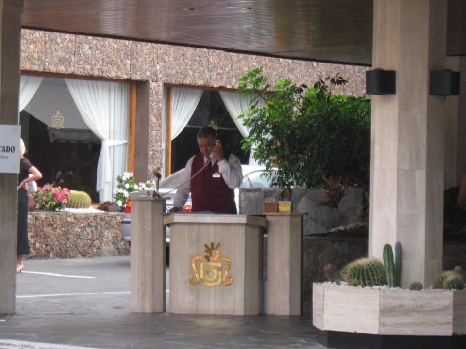 Mitarbeiter am Eingang Hotel Riu Palace Oasis