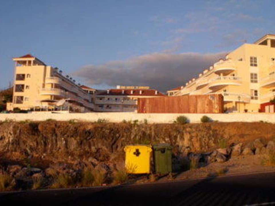 Von gegenüberliegender Straßenseite Sholeo Lodges Los Gigantes