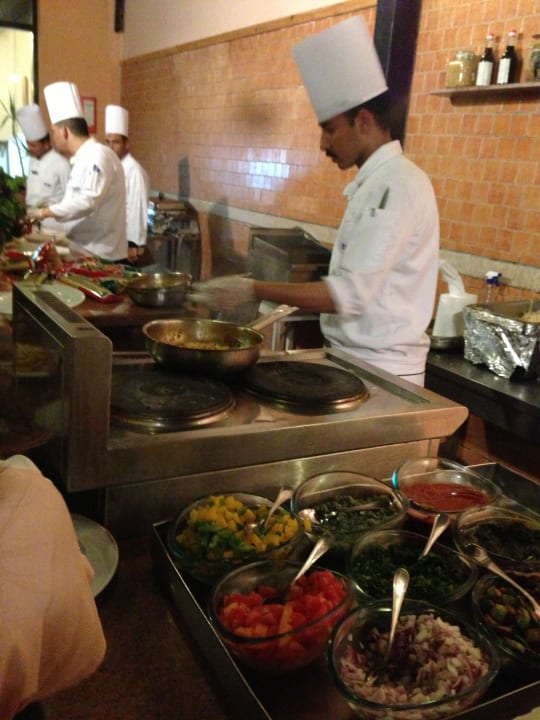 Vor den Augen wird frisch Pasta zubereitet Three Corners Sea Beach Resort