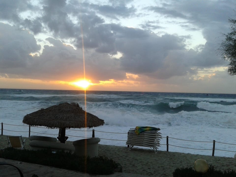 Stürmisches Meer am Ankunftstag Hotel Villaggio Il Gabbiano