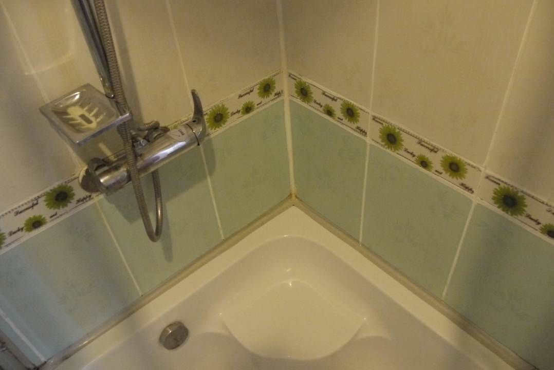 Dirty tiles in bathroom 602 Hotel Thaison Palace