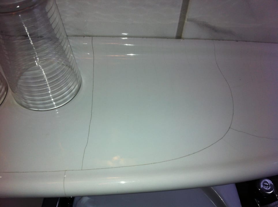 Gesprungenes Waschbecken & Ablage mk | hotel remscheid