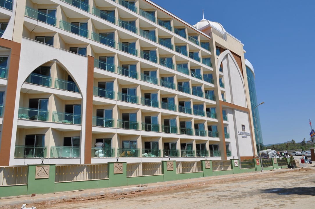 Strassen aussicht vor dem hotel Alan Xafira Deluxe Resort & Spa