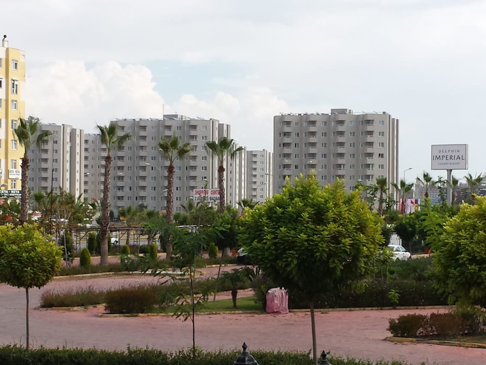 Der Blick vom ersten Bazar auf das Hotel Grand Park Lara Hotel