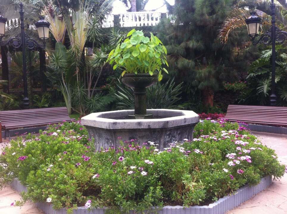 Brunnen m. Sitzgelegenheit vor dem Außenrestaurant Hotel Riu Garoe