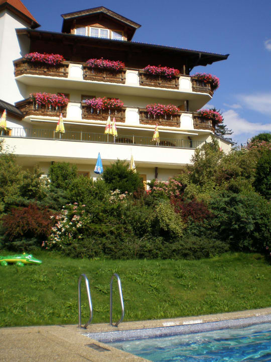 Seitenansicht vom Pool Hotel Jägerhof