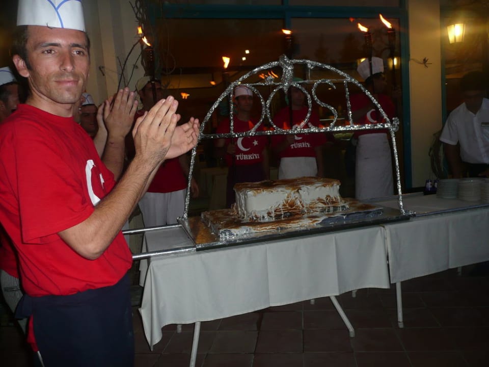 Kleine Tanzveranstaltung beim Abendessen Dosi Hotel