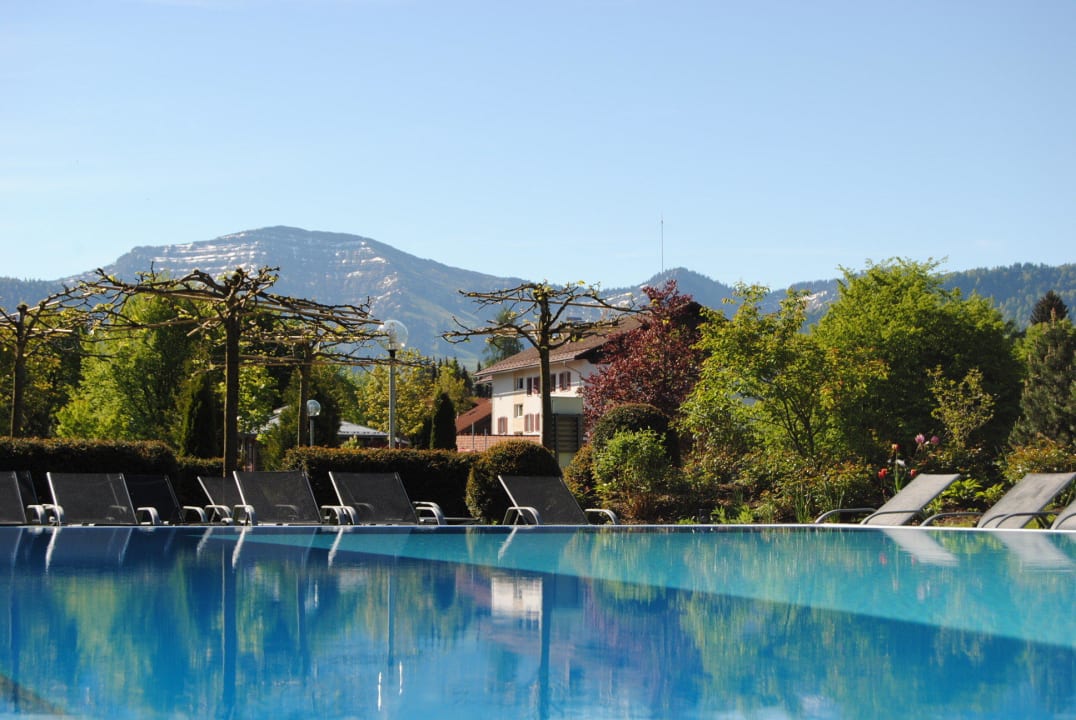 Außenpool mit Bergblick  Parkhotel Oberstaufen