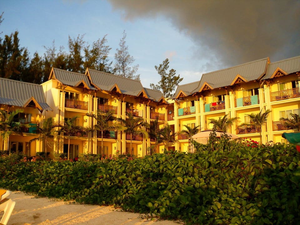 Hotel beim Sonnenuntergang Pearle Beach Resort & Spa