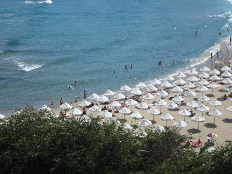 Links der abgesperrte Bereich für die Hotel-Gäste Bella Vista Beach Club