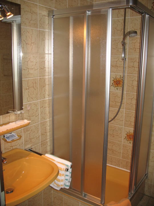 Badezimmer mit Dusche  Haus Carola