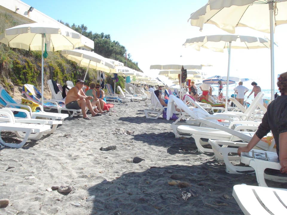 Piasek ciemny, często kamienie La Plage Hotel & Resort