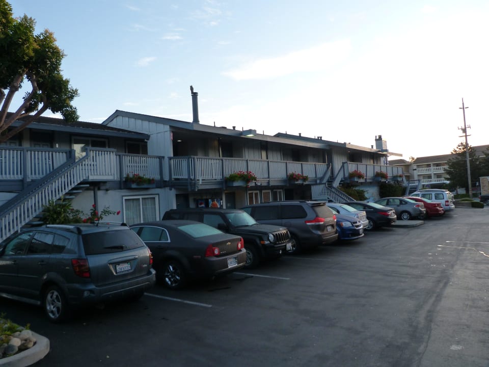 Parkplätze im Innenhof Hotel Days Inn Monterey Downtown
