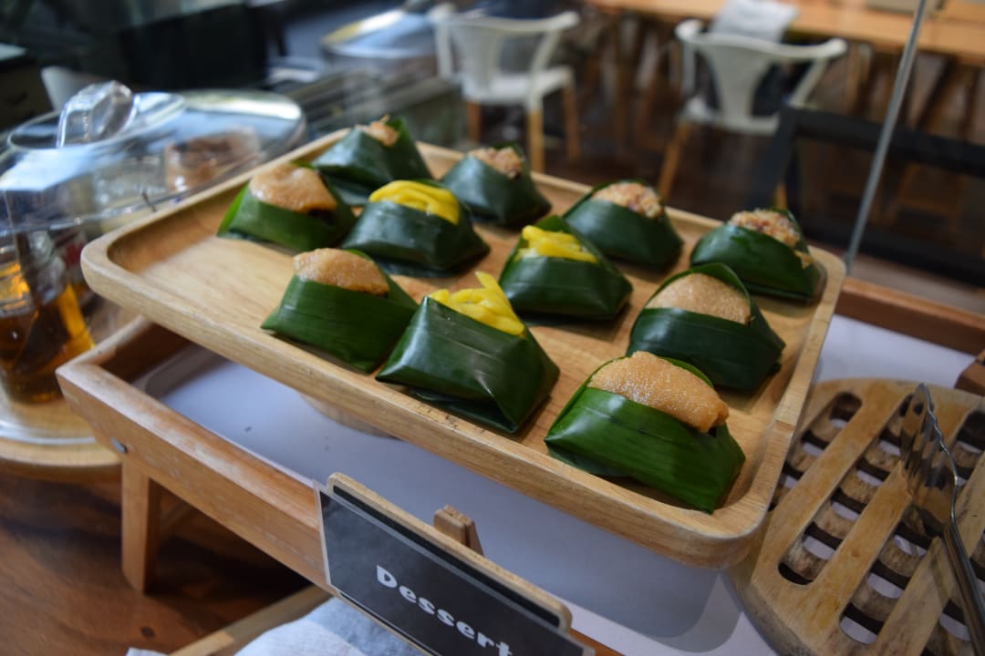 Frühstück in Buffet-Form (Teilansicht), Klebreis-Taschen in  Blu Monkey Phuket Phangnga Road