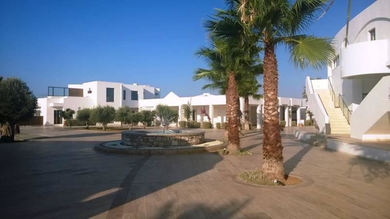 Blick auf Amphietheater (rechts) Shops & Bar Atlantica Plimmiri