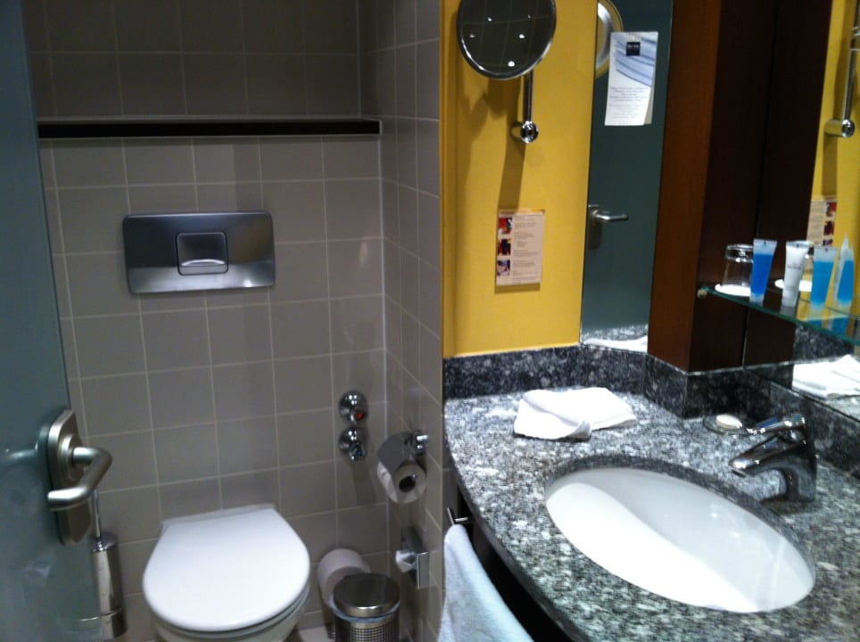 Bad Essential by Dorint Frankfurt-Niederrad