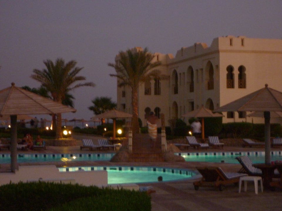 Pool am Abend Charmillion Club Resort