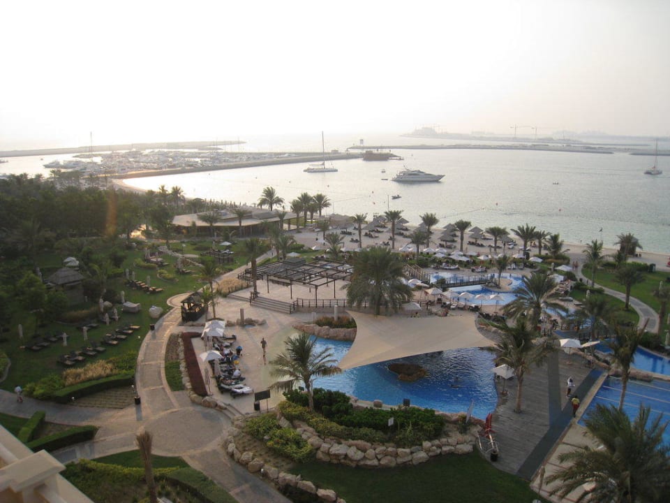 Blick auf Pool und Strand The Westin Dubai Mina Seyahi Beach Resort & Marina