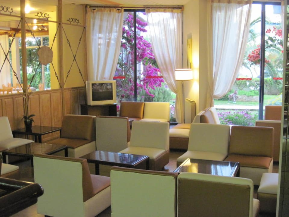 Sitzecke mit  TV Hotel Albatros