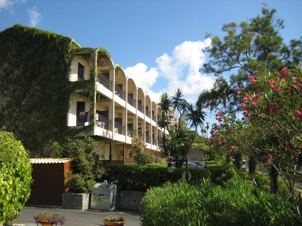 Eines der Haupthäuser Aeolos Beach Resort