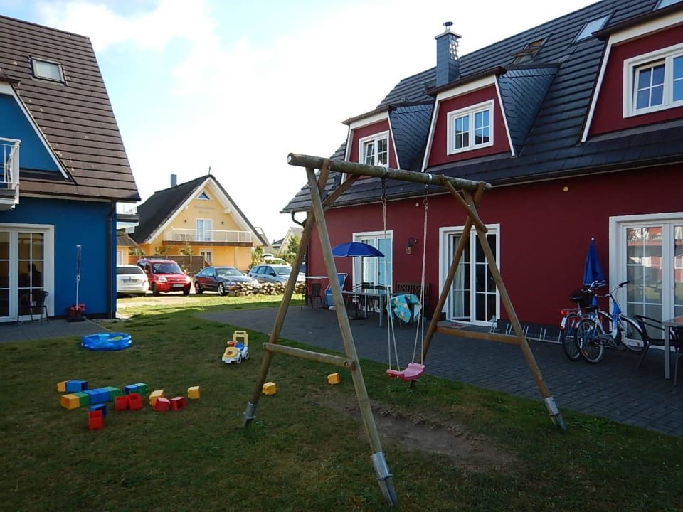 Spielplatz an der Terrasse Kuddels Fischerhus Ferienwohnungen