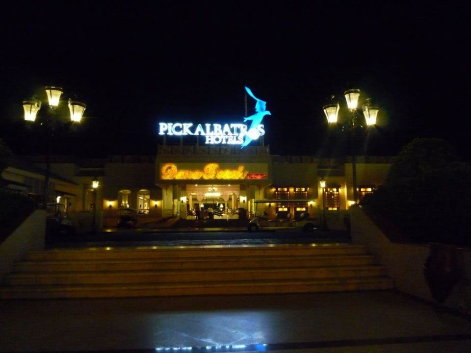 Eingang bei Nacht Pickalbatros Dana Beach Resort - Hurghada